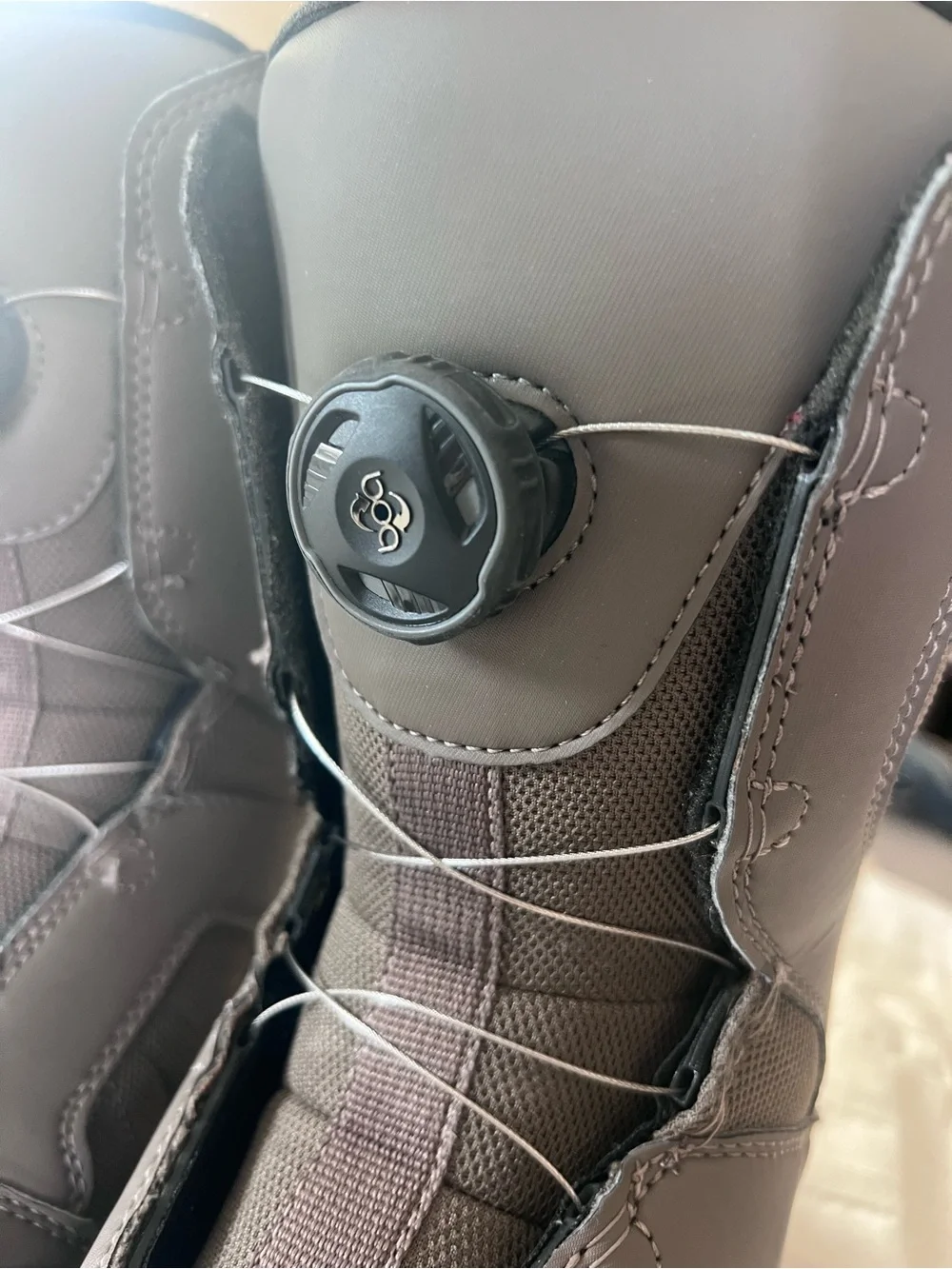 ThirtyTwo Kids BOA Snowboard Boots- size 4- blue and brown